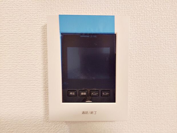 留守中の来訪者画像を自動で録画・保存できる録画機能を内蔵。防犯性に優れた安心のシステム。スッキリとしたデザインで、誰でも簡単に操作していだけます。