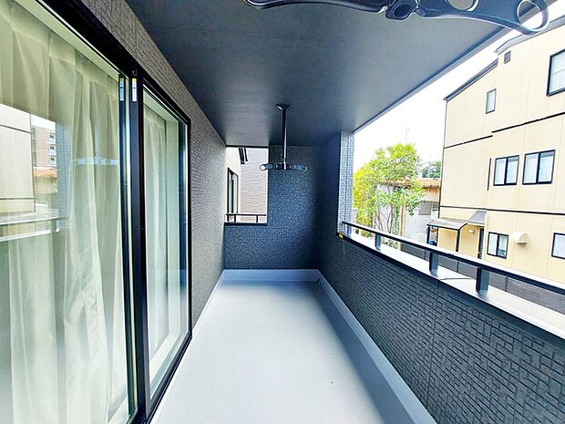 屋根のあるインナータイプのバルコニーだから、急な雨でも洗濯物が濡れにくくて安心