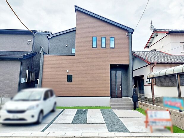 駐車スペースは3台分を確保(車種による)!並列駐車が可能で車の出し入れもしやすく、運転の苦手な方にも安心です