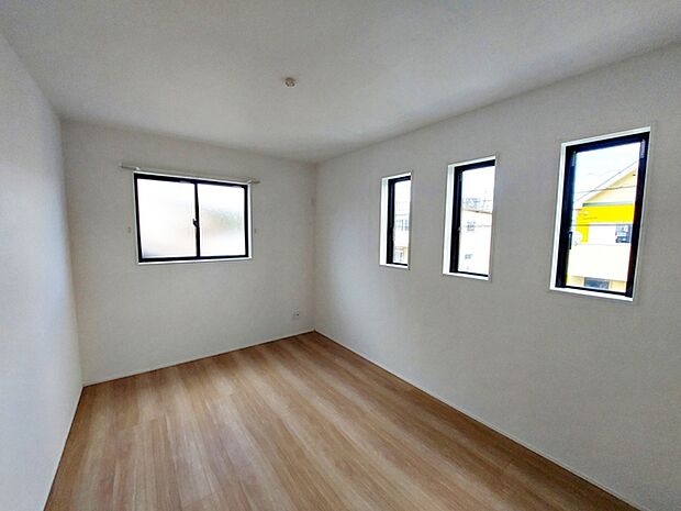 【洋室6帖】 2面採光で、晴れの日の日中はいつも明るい室内に。窓を開放すれば気持ちの良い風が入ります。 