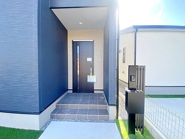 【玄関】 玄関が深い位置にあるので雨に濡れることなく身支度ができます