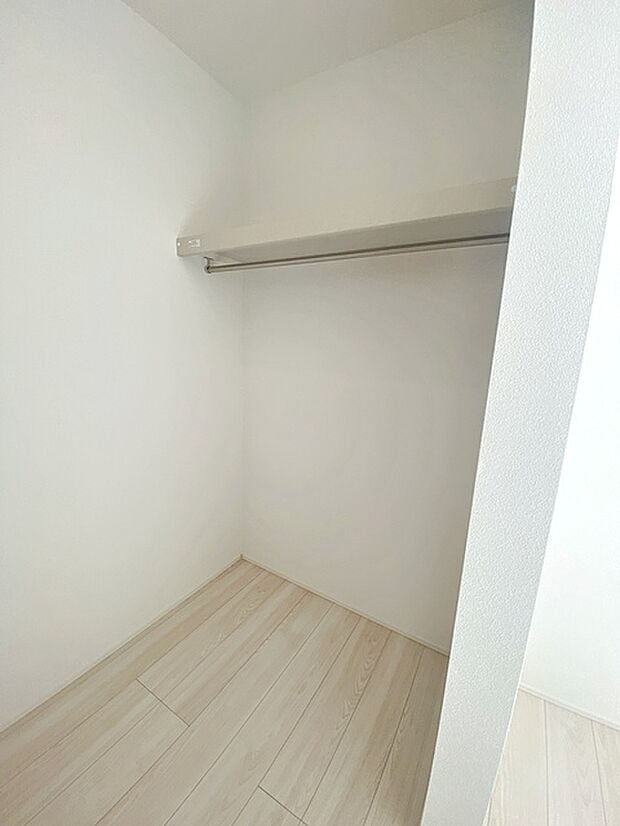 【ウォークインクローゼット】 WICは洋服、帽子、バッグなど全て収納可能!お部屋がスッキリ整理整頓できます!