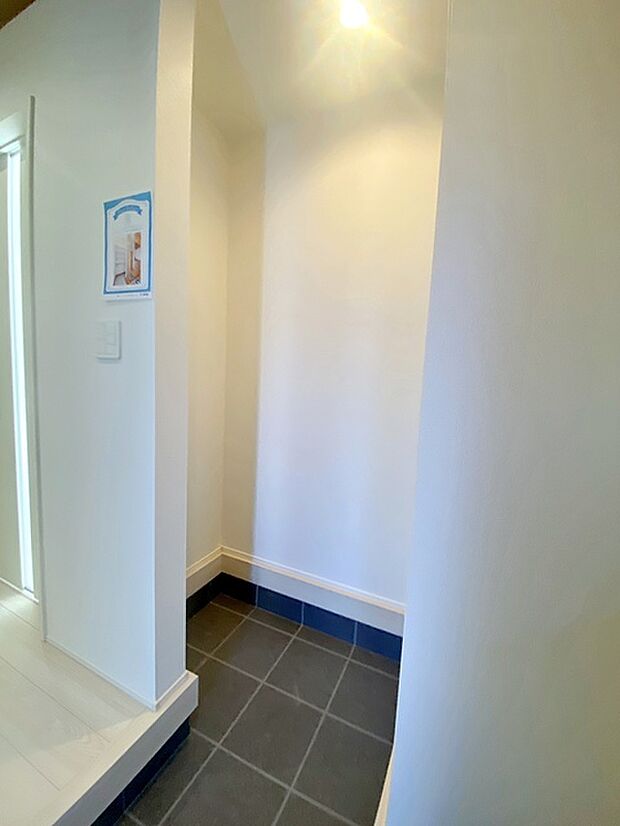 ベビーカーやゴルフバックなどを収納できるシューズインクローク!靴もたくさん収納できます