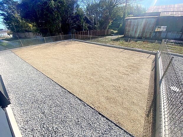 LDKからはお庭に出ることができます!お子様やペットの外遊びにも