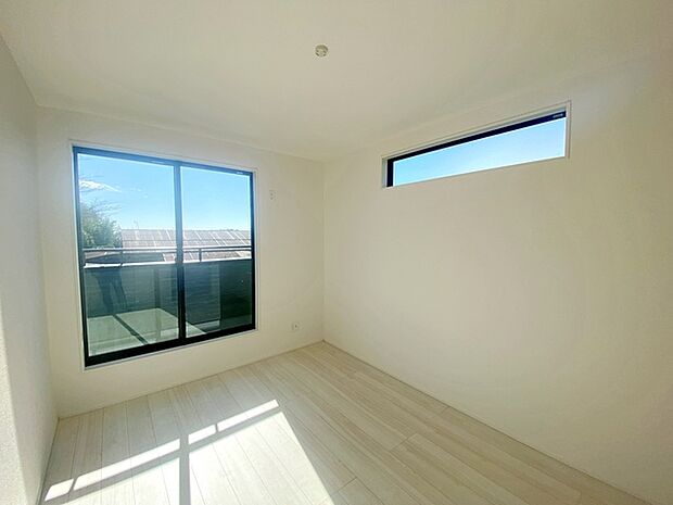 【洋室6帖】 バルコニーに続く大きな窓があり、洗濯物やお布団などをそのまま部屋に取り込むことができます。