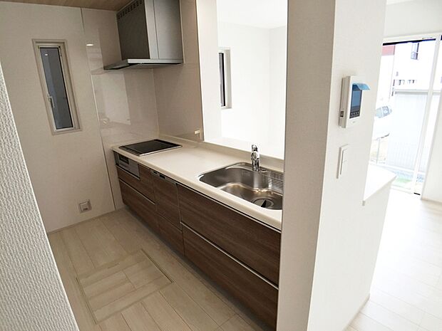 【キッチン】 対面式で、キッチンで作業しながらお子様を安心して見守れます。