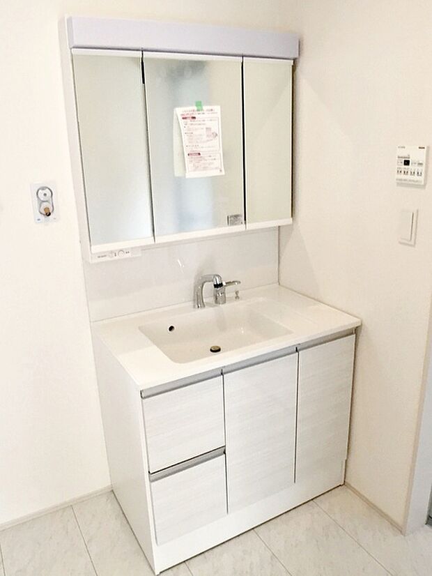 洗面台の三面鏡の裏には収納があるので、見られたくないものの収納に便利 