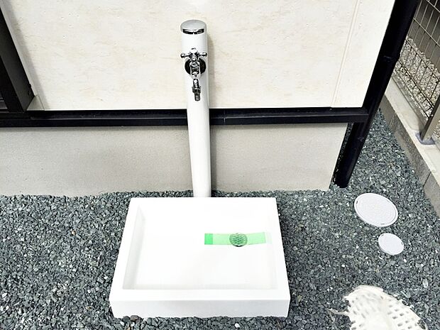 玄関横には立水栓が設置されています!お庭の水撒き、洗車、お掃除、お子様の水遊びなど便利です!