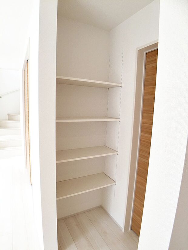 【リビング収納】 リビング内の収納スペース！学校のプリント類や掃除道具の収納などに便利です。 