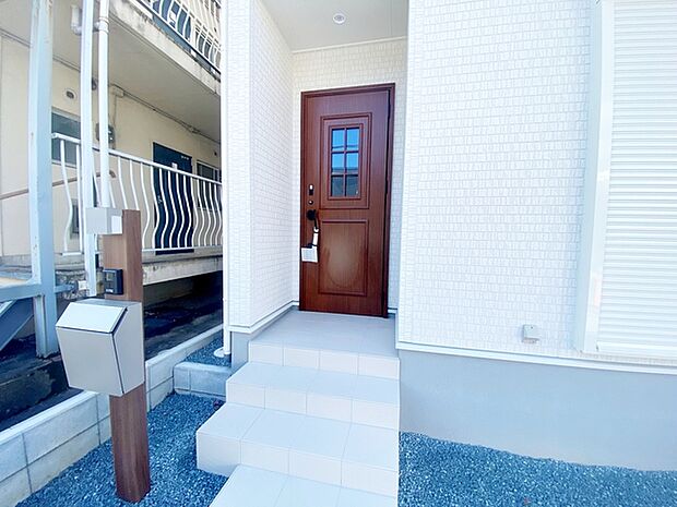 お洒落な玄関ポーチがご家族のお帰りを明るくお迎えしてくれます。