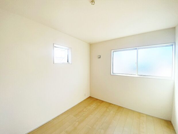 【洋室5.9帖】 お子様の一人部屋に最適な居室です。WIC付きで自然とお片付けできる環境に!