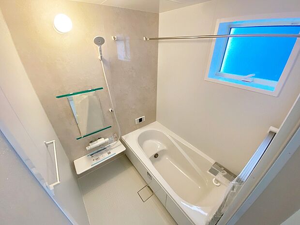 【浴室】 ゆったり入れる浴槽、一日の疲れを癒してくれるくつろぎのバスタイムを…