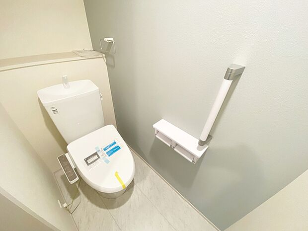 【トイレ】 多機能な温水洗浄便座付きでお掃除がしやすい、清潔なトイレです