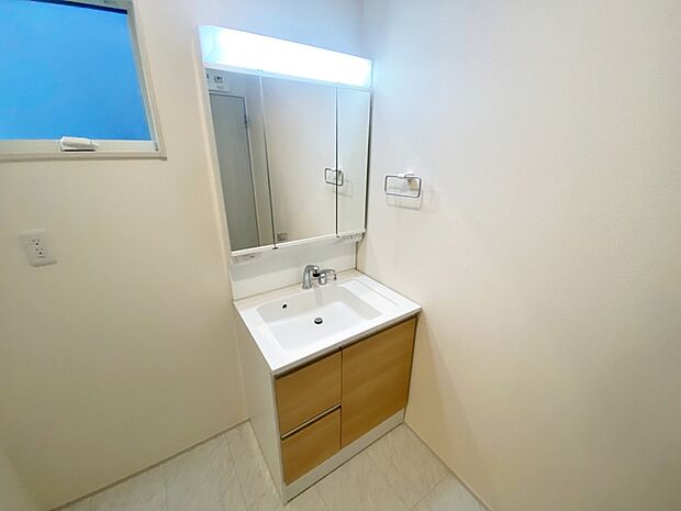 【洗面所】 洗面台の三面鏡の裏には収納があるので、見られたくないものの収納に便利