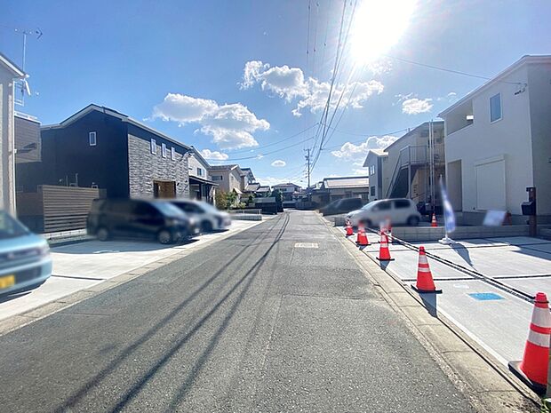 前面道路:東側約6m幅、通行や駐車の際に余裕がある広さです。運転が苦手な方でもラクラク!