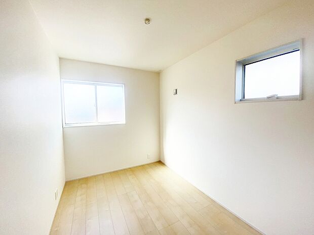 【洋室5帖】 二面採光のため明るく風通し良好です!