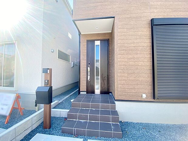 雨の日の出入りも濡れにくい玄関ポーチ