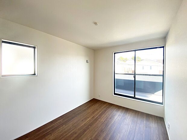 【洋室6帖】 2面採光で、晴れの日の日中はいつも明るい室内に。窓を開放すれば気持ちの良い風が入ります。  