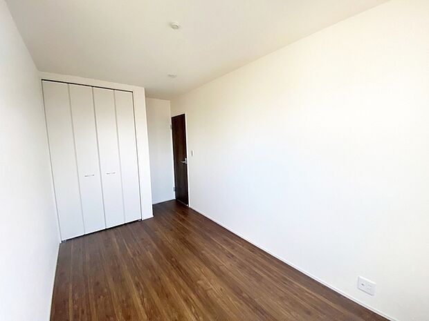 【洋室5.6帖】 お子様の一人部屋に最適な居室です。クローゼット付きで自然とお片付けできる環境に!