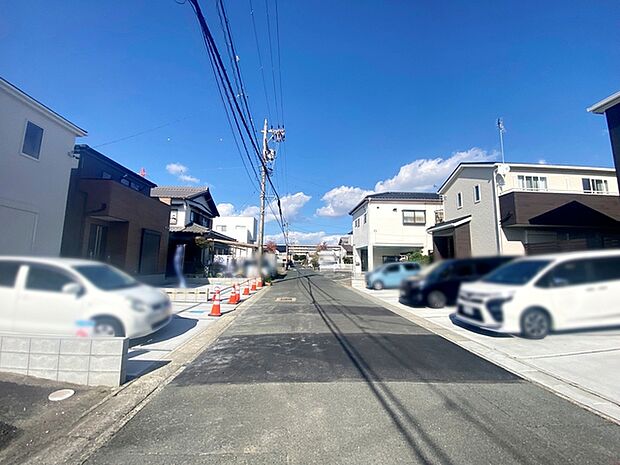 前面道路:東側約6m幅、車のすれ違いもらくらく広々6mの幅があります