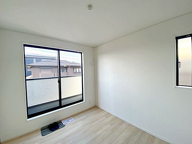 【洋室5.25帖】 バルコニーに面した洋室は視覚的にも広がりがでる開放的な空間になります。