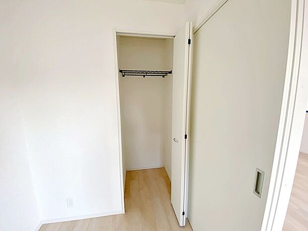 パイプハンガー付きのクローゼットは服を畳まず収納でき大切な衣類をシワや日焼けから守ります。 
