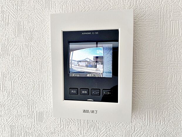 映像と音声で玄関先の様子をチェックできるモニター機能で安心