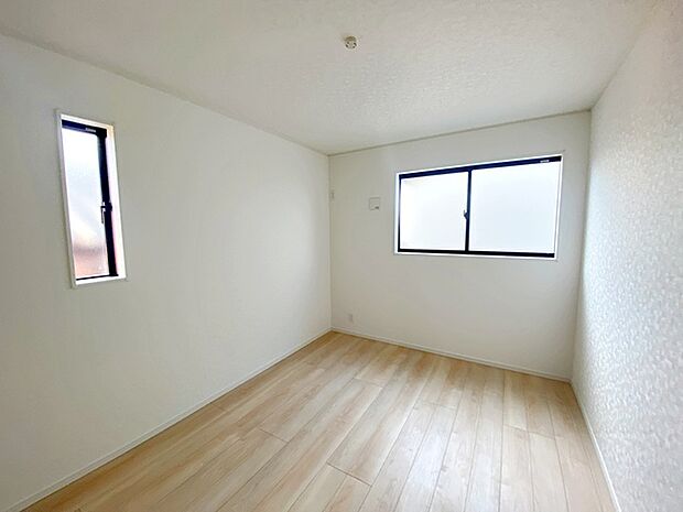 【洋室6.5帖】 2面採光で、晴れの日の日中はいつも明るい室内に。窓を開放すれば気持ちの良い風が入ります。