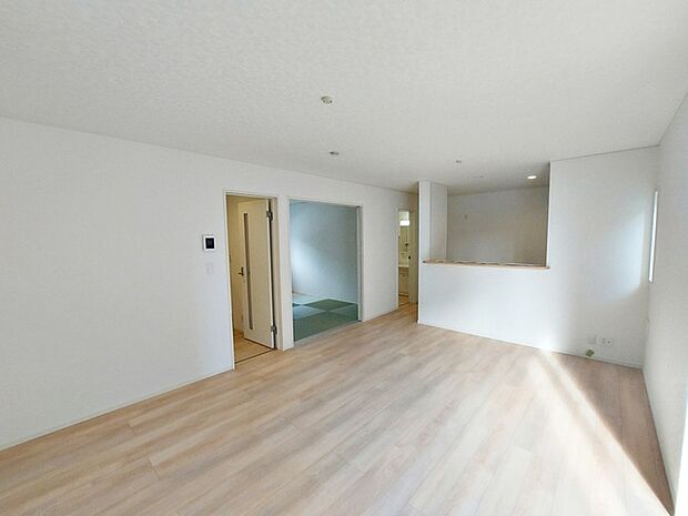 【リビング16帖】 家族団らんの時間が増えそうな明るいリビング。和室へもスムーズでたくさんのゲストも迎えれます。