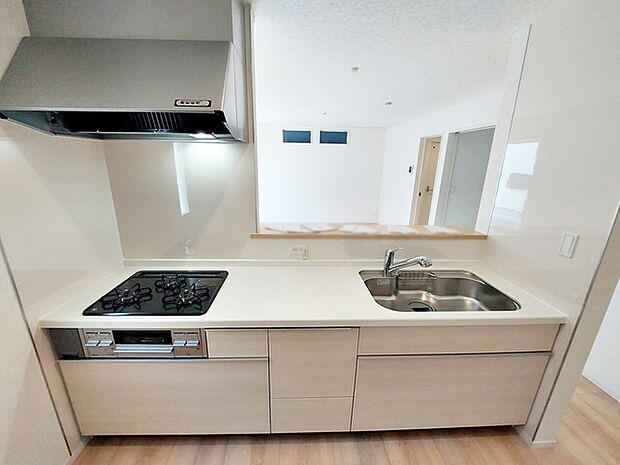 【キッチン】 小さなお子様にも目が届く、使い勝手の良い対面キッチンで楽しくお料理ができます!