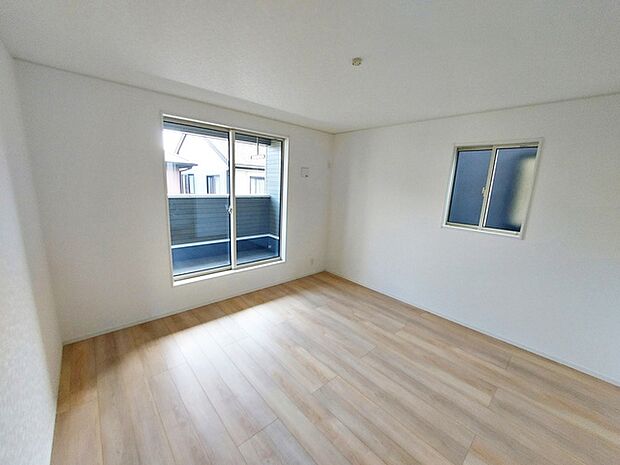 【洋室8帖】 主寝室です。二面採光で明るく、風通しも良好です。ご夫婦のくつろぎの場所として最適です！ 