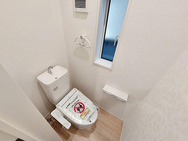 【トイレ】 多機能な温水洗浄便座付きでお掃除がしやすい、清潔なトイレです