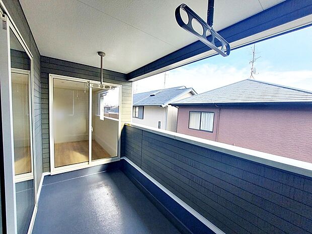 2部屋からアクセスできるバルコニー。家族分の洗濯物もたっぷり干せます。日当たりも良好です!