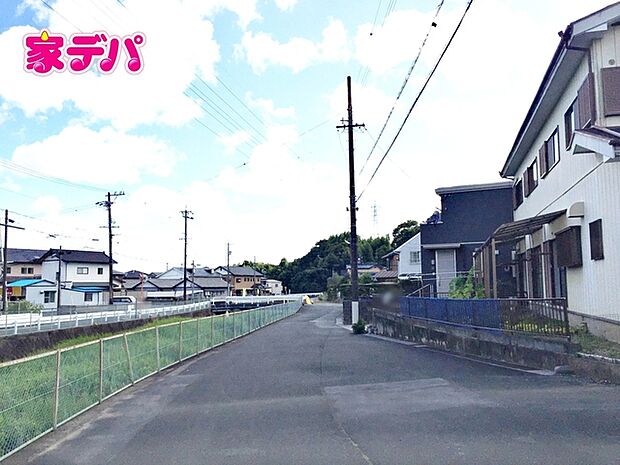 前面道路:東側約5m幅、北側約2m幅。角地の為日当たり良好です