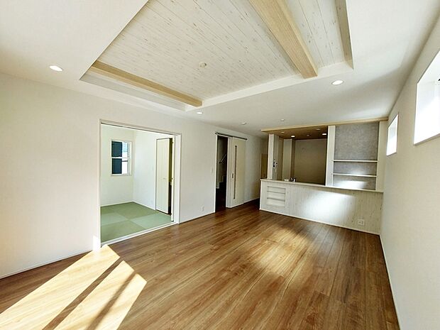 【リビング 17帖】 天井の中央部分が一段高くなっていることで開放感が生まれ、部屋を広く見せくれます