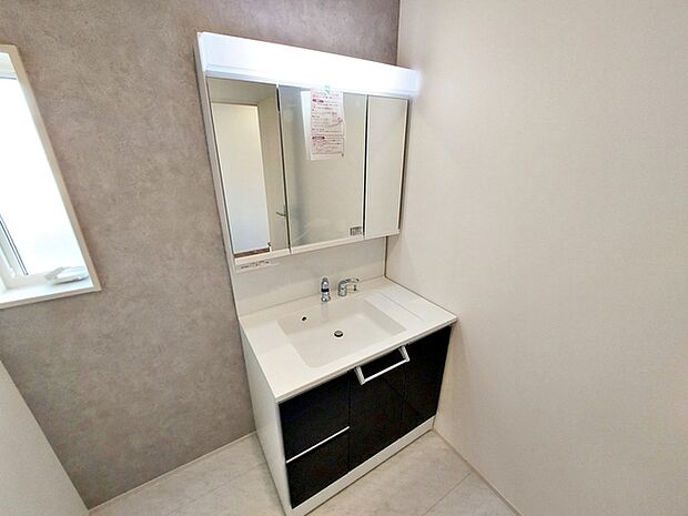 【洗面台】 洗面台の三面鏡の裏には収納があるので、見られたくないものの収納に便利