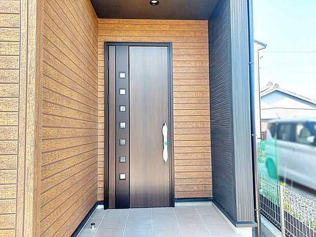 雨の日の出入りも濡れにくい玄関ポーチ