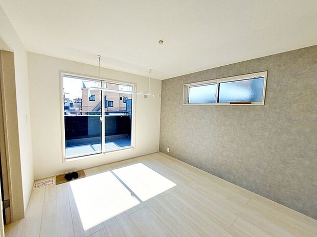 【洋室7帖】 二面採光で明るく、風通しも良好です!落ち着いた色味のアクセントクロスの壁で落ち着いた空間です。