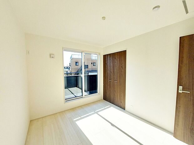 【洋室5.25帖】 晴れの日の日中はいつも明るい室内に。窓を開放すれば気持ちの良い風が入ります。