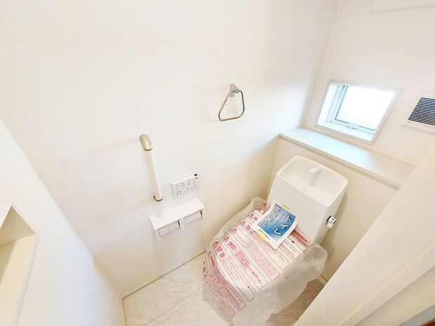 【トイレ】 小窓が付いている為換気もスッキリして頂けます。