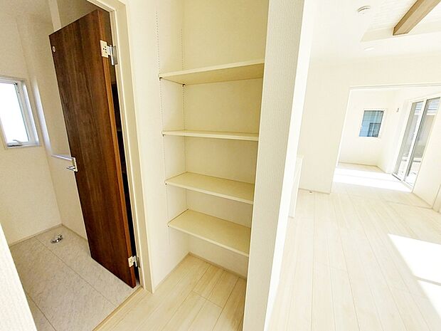 【収納棚】 リビング内に便利な収納スペース!学校のプリント類から掃除道具まで区分けをしやすい可動棚式です。