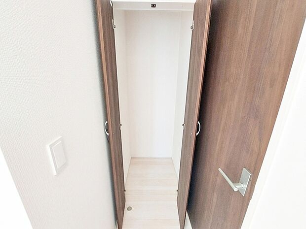 2階ホールには収納スペースを設けました。使用頻度が少ないもの、季節的なものの収納に便利!