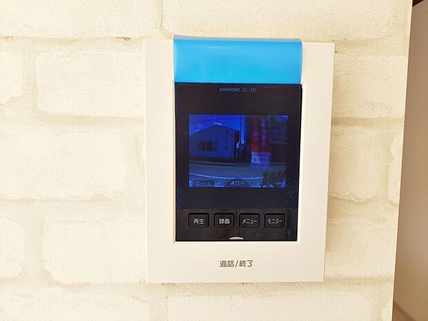 留守中の来訪者画像を自動で録画・保存できる録画機能を内蔵。防犯性に優れた安心のシステム。スッキリとしたデザインで、誰でも簡単に操作していだけます。