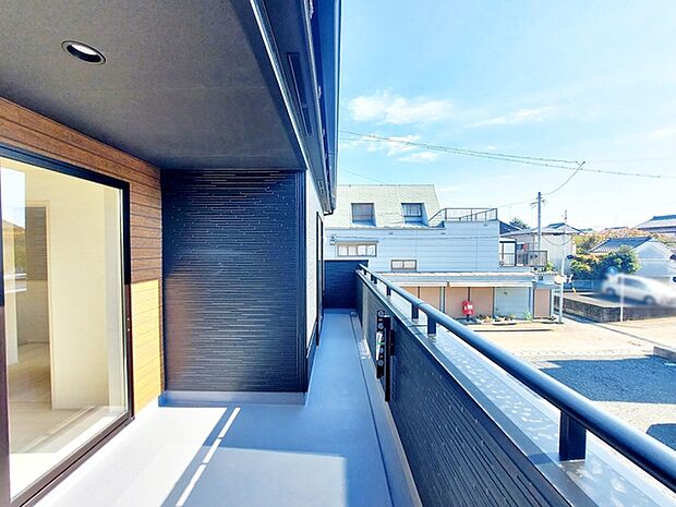 屋根のあるインナータイプのバルコニーだから、急な雨でも洗濯物が濡れにくくて安心