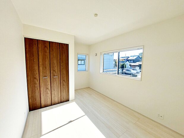 【洋室5.25帖】 南向きならではの恵まれた採光・通風。明るいお部屋は開放感がありますね。