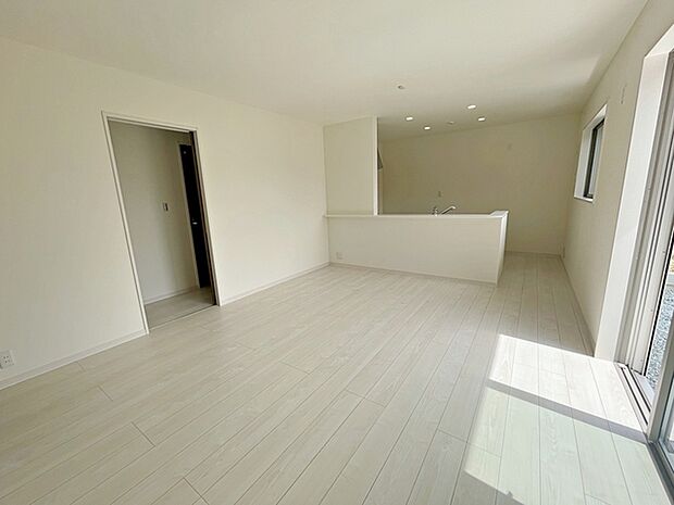 【施工例】温かみのあるナチュラルテイストのLDK。ダイニングセットを置いてもゆとりがあります!