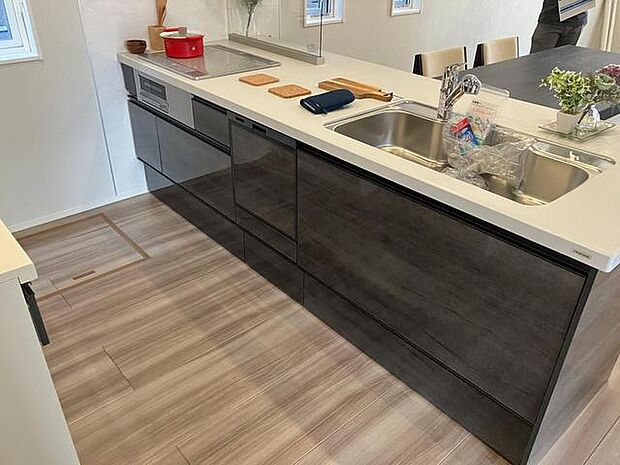 リビングで遊んでいるお子様を見ながらお料理ができ、子育て中のパパママにも安心の設計です!