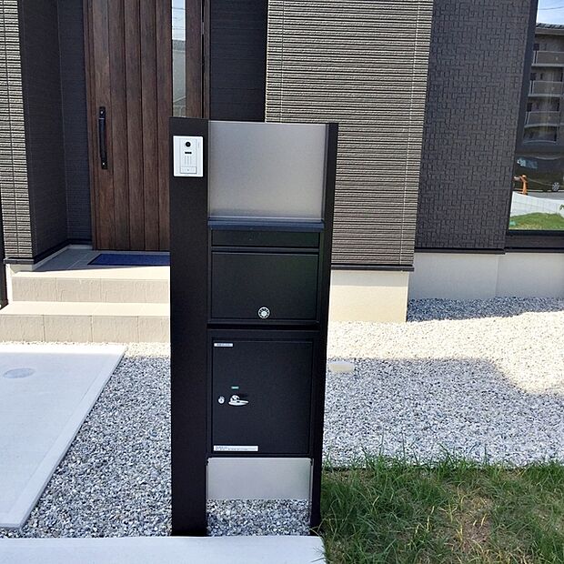 ポストやインターホン等一体型のシンプルな門柱が標準設備!