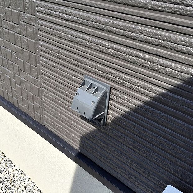 窓や外壁掃除、掃除機を使っての車内掃除などに便利な屋外コンセント 