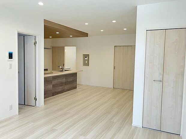 大きな窓から柔らかな光が降り注ぎ、明るさが室内の奥まで行き渡ります。 